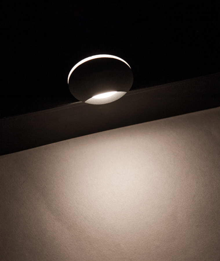 Светильник G0603 наcтенный  встраиваемый серый  220V 3W Led  белого цвета.